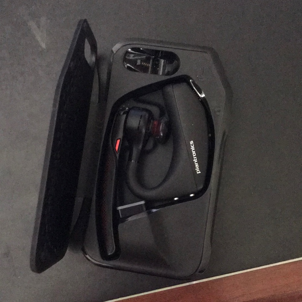 Plantronics earpiece and charger case- wireless!